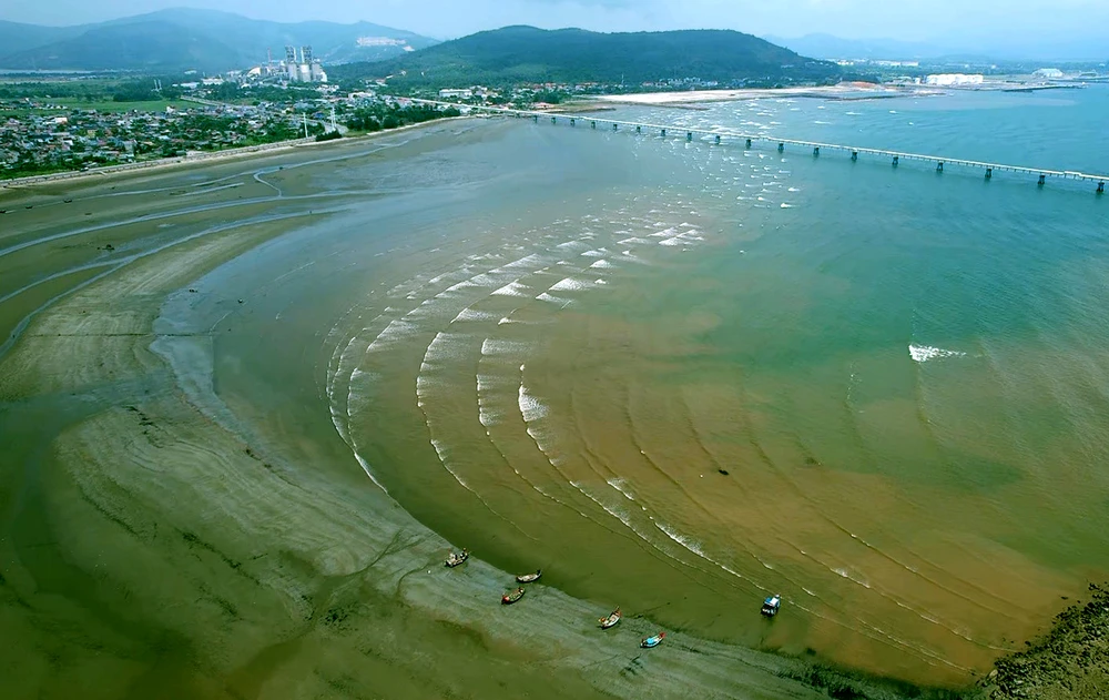 Vẻ đẹp kỳ vĩ của xã đảo Nghi Sơn nhìn từ trên cao khiến du khách mê mẩn - 6.jpg