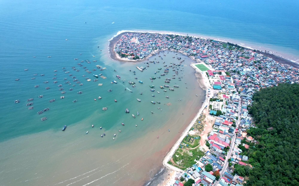 Vẻ đẹp kỳ vĩ của xã đảo Nghi Sơn nhìn từ trên cao khiến du khách mê mẩn - 8.jpg