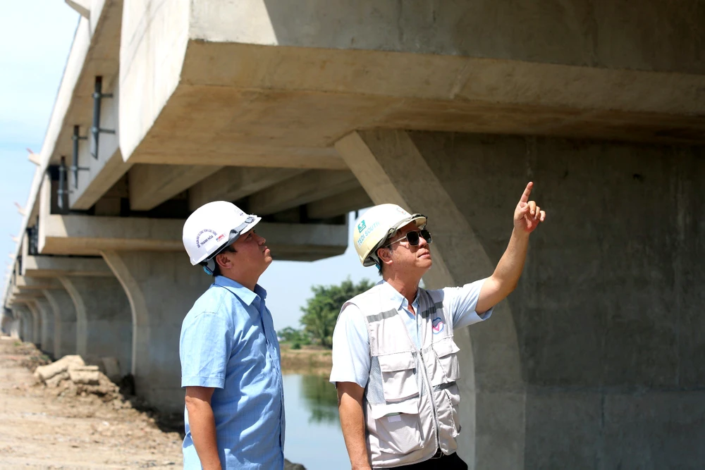 Hình hài cầu Lạch Trường vượt cạn dài nhất ở Thanh Hóa - 10.jpg