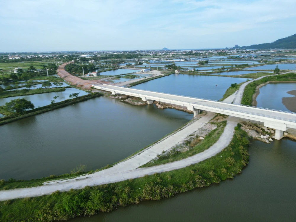 Hình hài cầu Lạch Trường vượt cạn dài nhất ở Thanh Hóa -.jpg