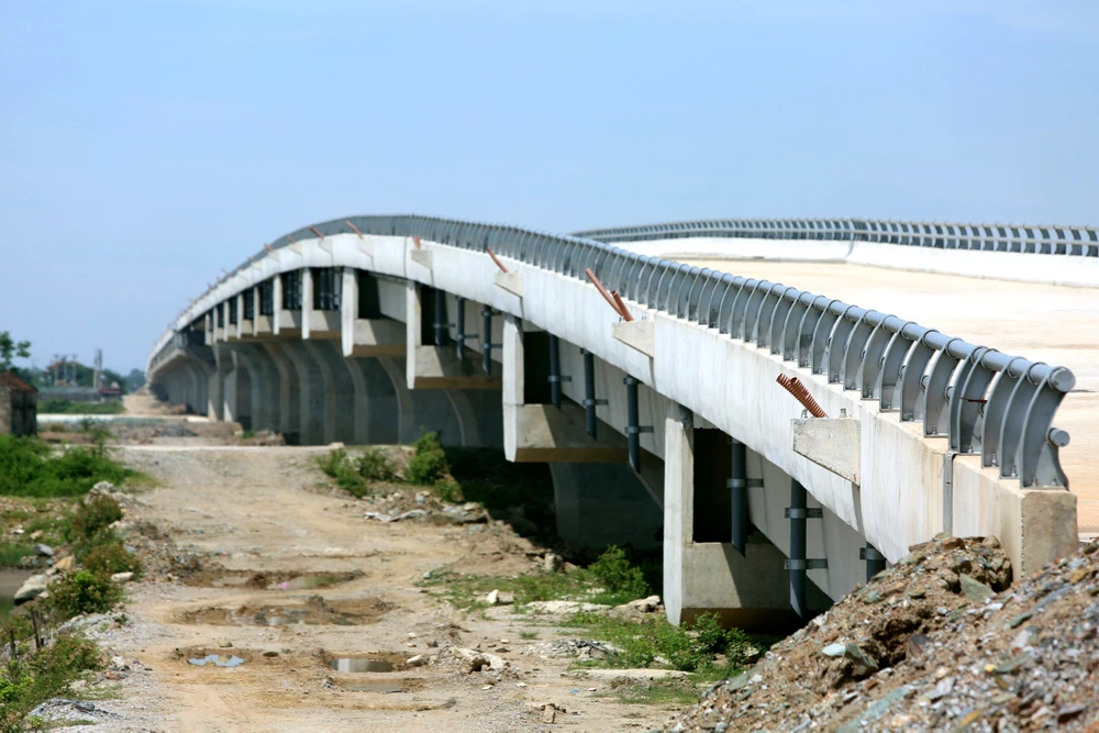 Hình hài cầu vượt cạn Lạch Trường vượt cạn dài nhất ở Thanh Hóa - 28.jpg