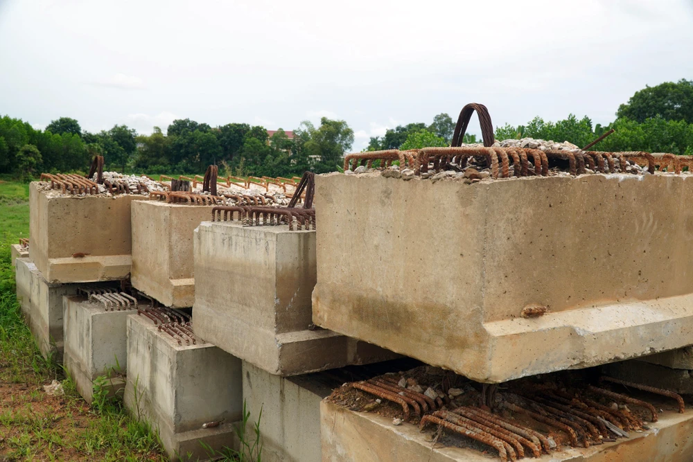 Con đường ngàn tỉ ở Thanh Hóa thi công dang dở, cốt thép hoen rỉ - 18.jpg