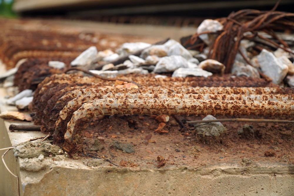 Con đường ngàn tỉ ở Thanh Hóa thi công dang dở, cốt thép hoen rỉ -.jpg