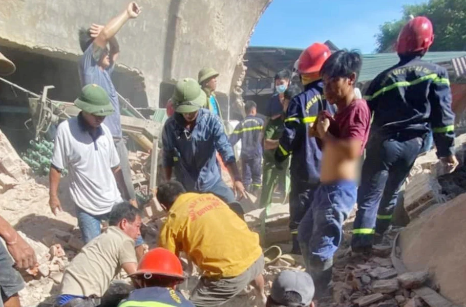 2 người tử vong trong vụ sập kho nhà xưởng chế biến bao bì ở Ninh Bình -.jpg