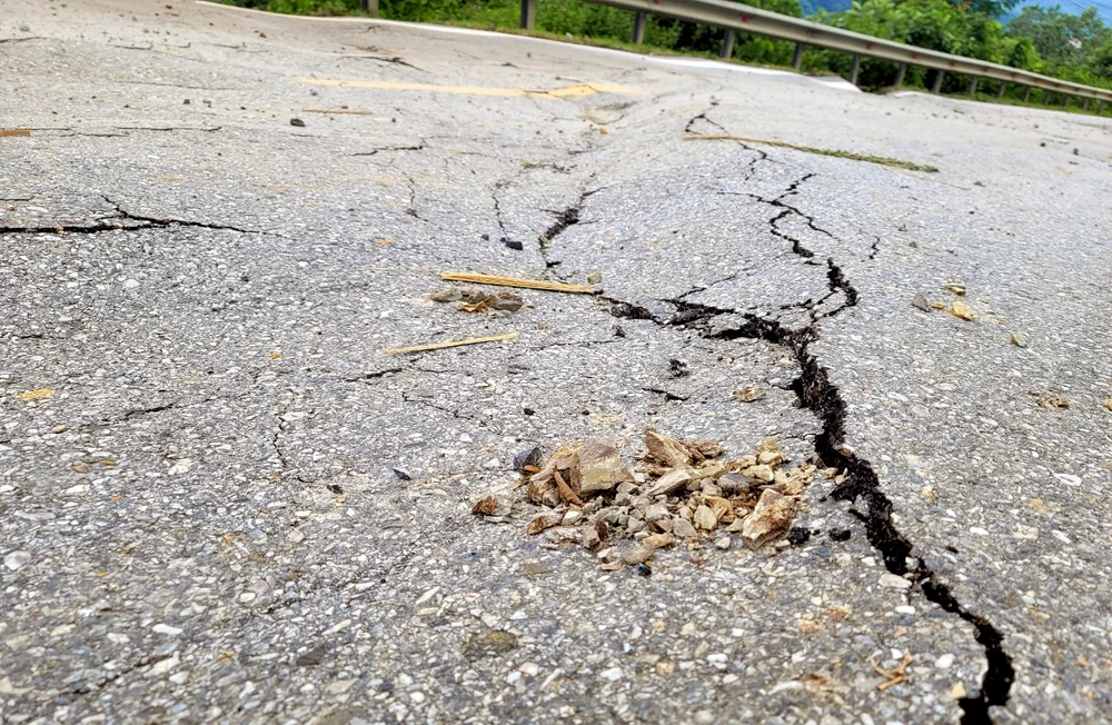 Quốc lộ 217 nối các huyện miền núi ở Thanh Hóa bị sụt lún nứt toác -.jpg