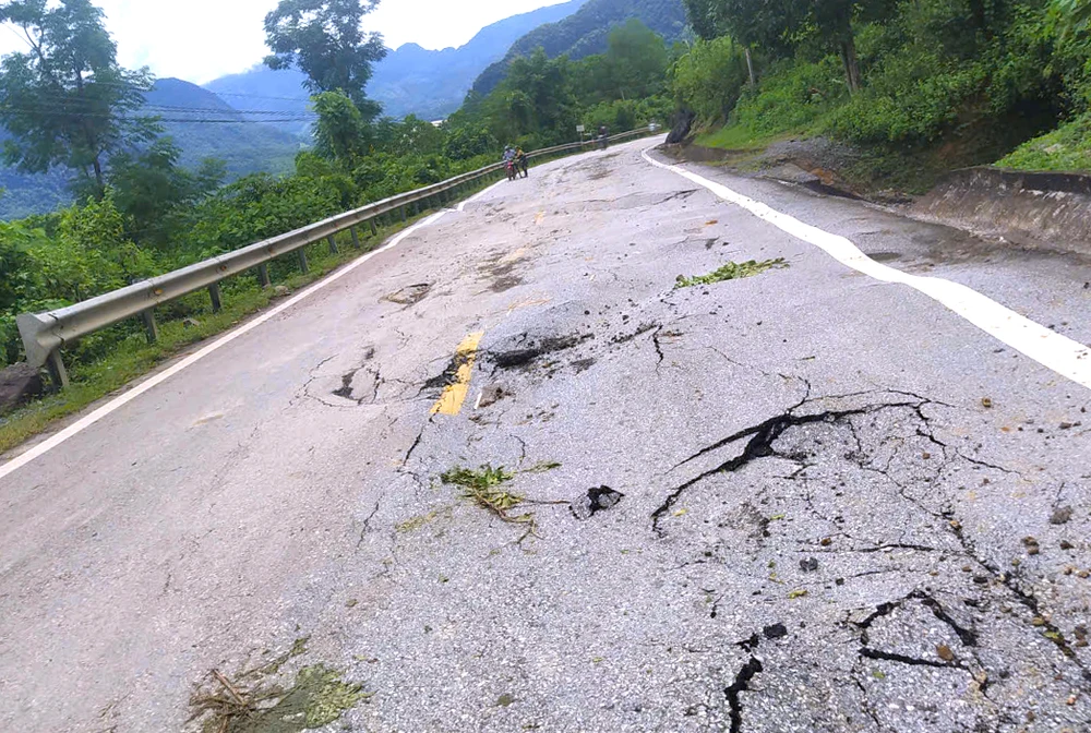 Quốc lộ 217 nối các huyện miền núi ở Thanh Hóa bị sụt lún nứt toác -9.jpg