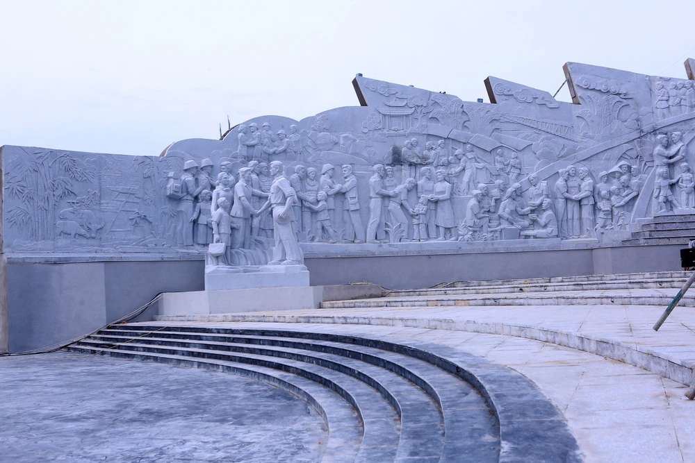 Ngắm tượng đài con tàu tập kết ra Bắc biểu tượng tình đoàn kết hai miền Nam – Bắc - 1.JPG