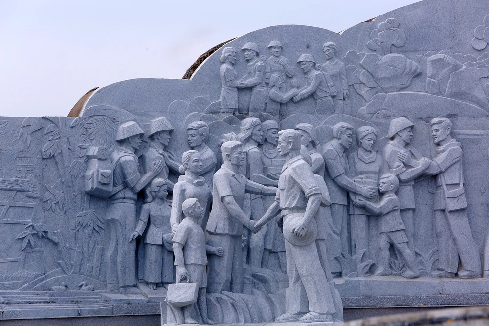 Ngắm tượng đài con tàu tập kết ra Bắc biểu tượng tình đoàn kết hai miền Nam – Bắc - 10.JPG