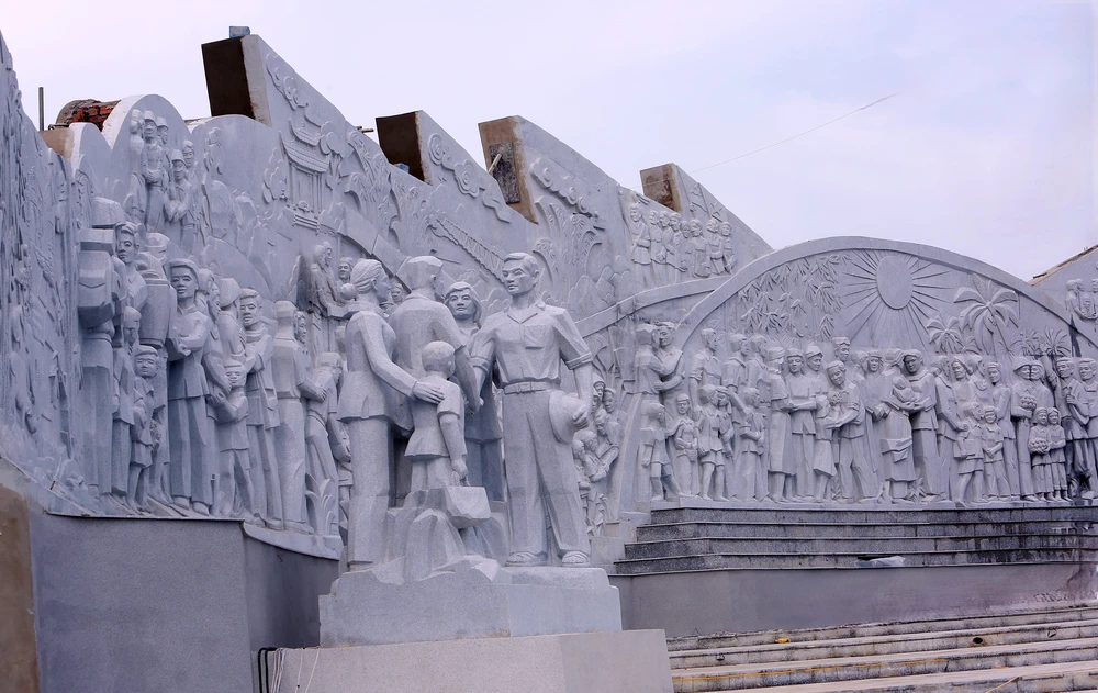 Ngắm tượng đài con tàu tập kết ra Bắc biểu tượng tình đoàn kết hai miền Nam – Bắc - 11.JPG