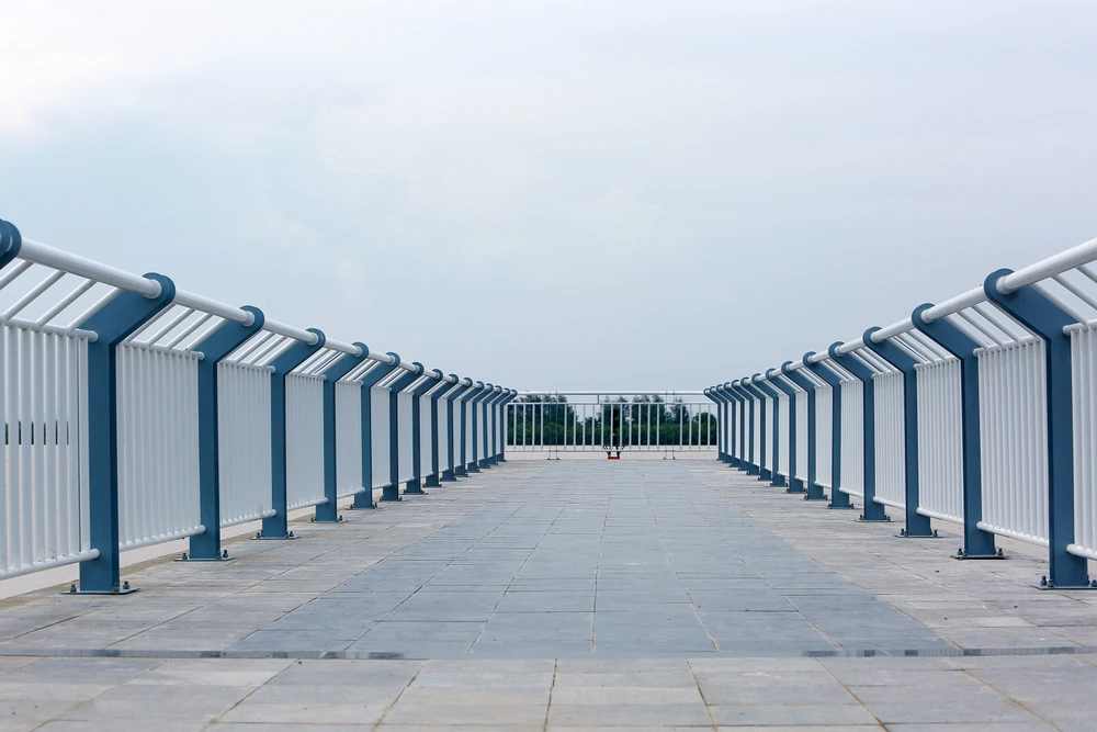 Ngắm tượng đài con tàu tập kết ra Bắc biểu tượng tình đoàn kết hai miền Nam – Bắc - 13.JPG