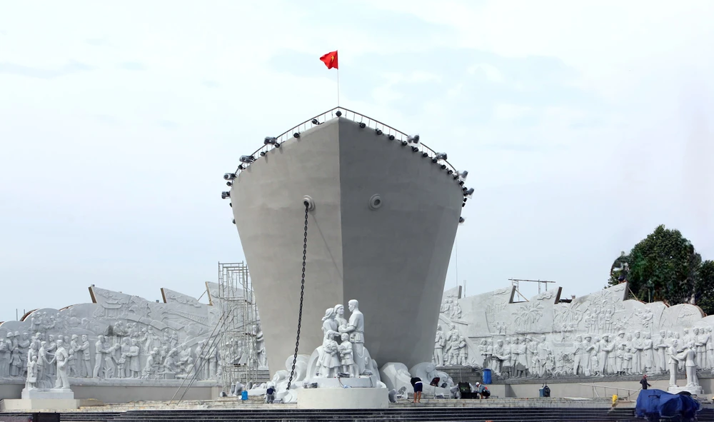 Ngắm tượng đài con tàu tập kết ra Bắc biểu tượng tình đoàn kết hai miền Nam – Bắc - 14.JPG