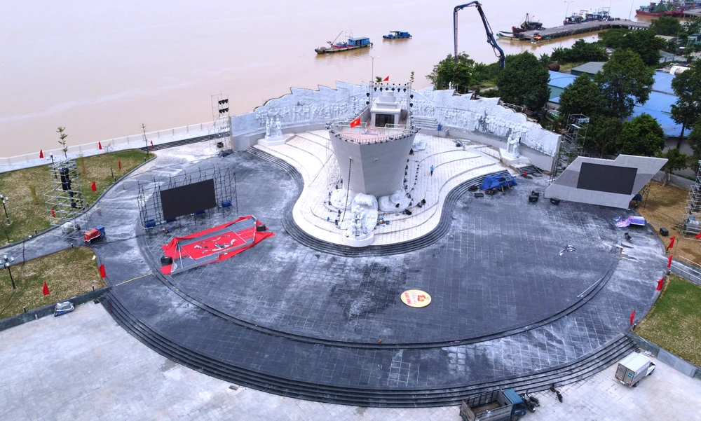 Ngắm tượng đài con tàu tập kết ra Bắc biểu tượng tình đoàn kết hai miền Nam – Bắc - 15.JPG