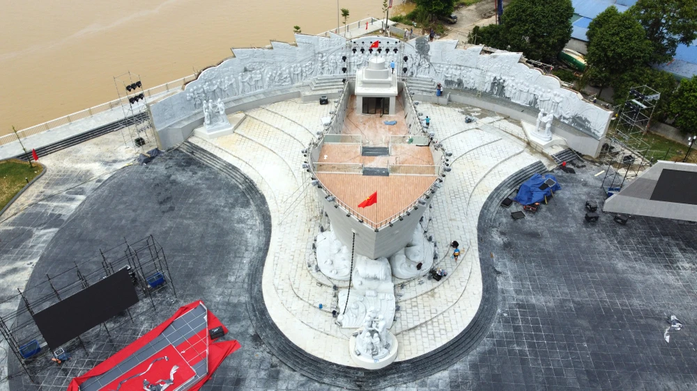 Ngắm tượng đài con tàu tập kết ra Bắc biểu tượng tình đoàn kết hai miền Nam – Bắc - 17.JPG