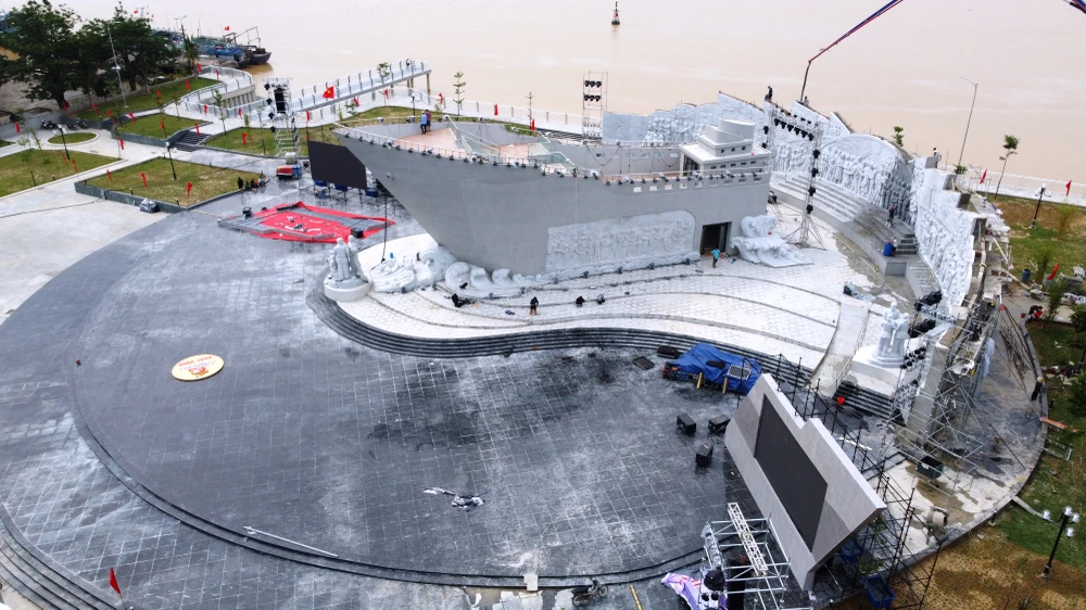 Ngắm tượng đài con tàu tập kết ra Bắc biểu tượng tình đoàn kết hai miền Nam – Bắc - 19.JPG