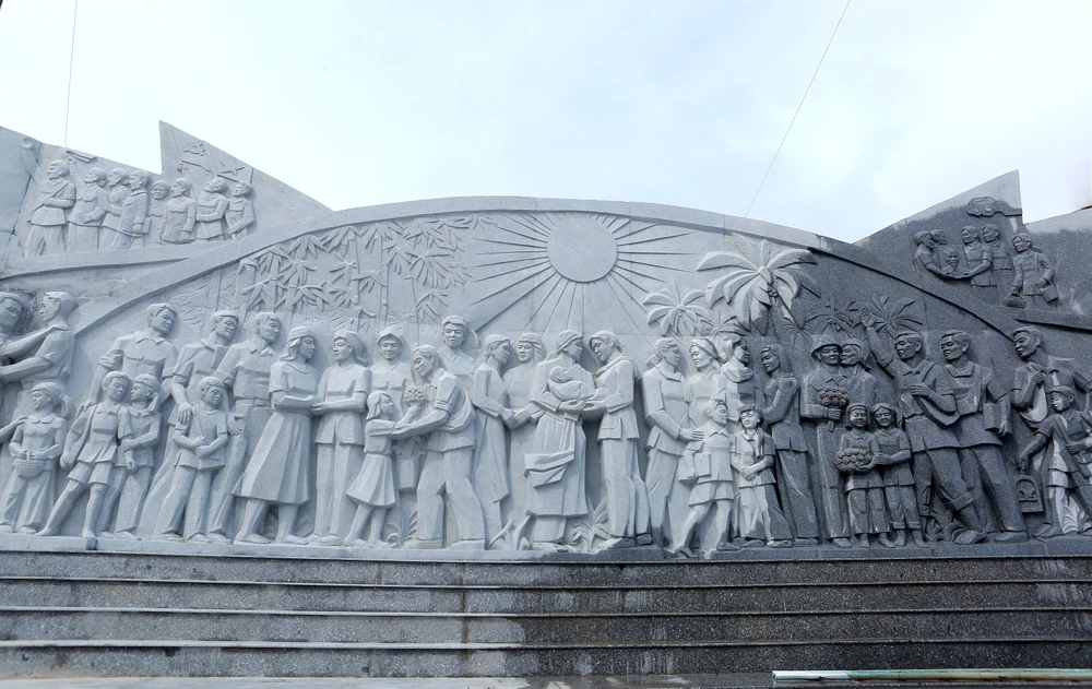 Ngắm tượng đài con tàu tập kết ra Bắc biểu tượng tình đoàn kết hai miền Nam – Bắc - 2.JPG