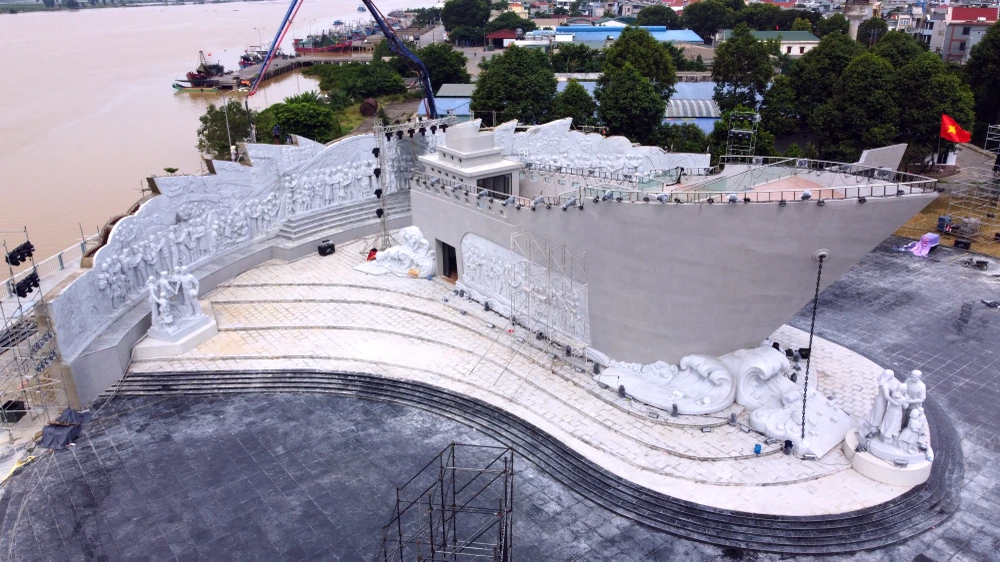 Ngắm tượng đài con tàu tập kết ra Bắc biểu tượng tình đoàn kết hai miền Nam – Bắc - 20.JPG