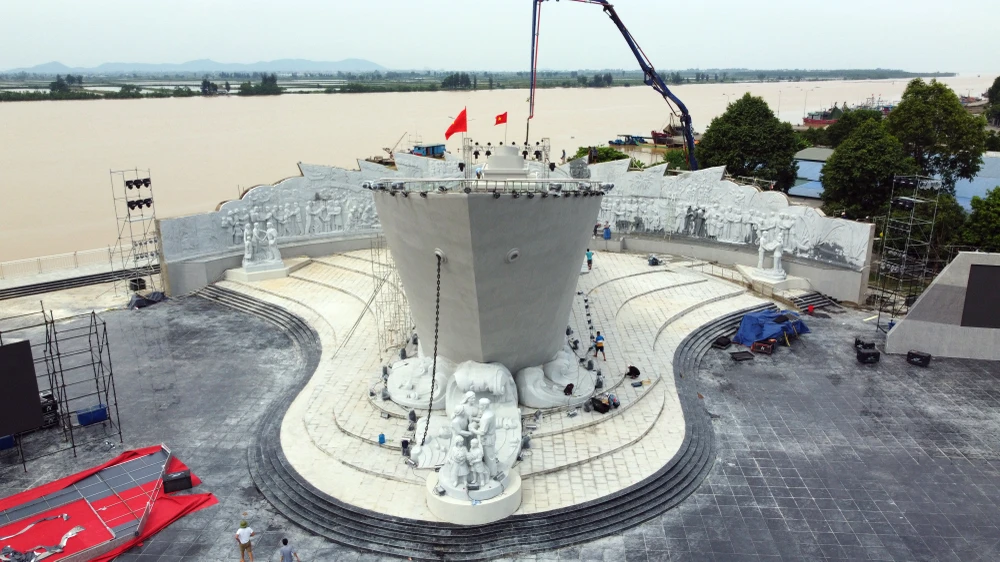 Ngắm tượng đài con tàu tập kết ra Bắc biểu tượng tình đoàn kết hai miền Nam – Bắc - 21.JPG