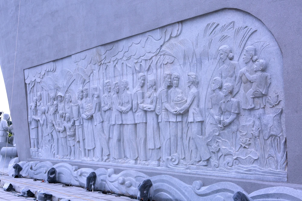 Ngắm tượng đài con tàu tập kết ra Bắc biểu tượng tình đoàn kết hai miền Nam – Bắc - 3.JPG