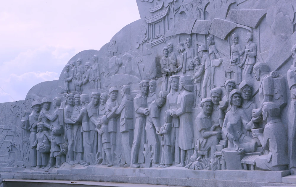 Ngắm tượng đài con tàu tập kết ra Bắc biểu tượng tình đoàn kết hai miền Nam – Bắc - 4.JPG