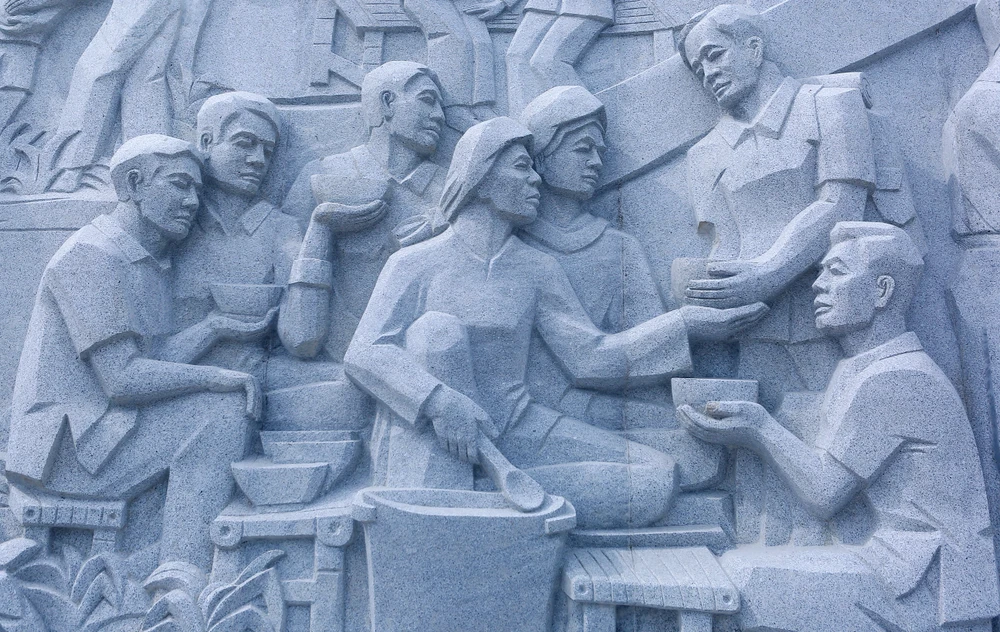 Ngắm tượng đài con tàu tập kết ra Bắc biểu tượng tình đoàn kết hai miền Nam – Bắc - 5.JPG