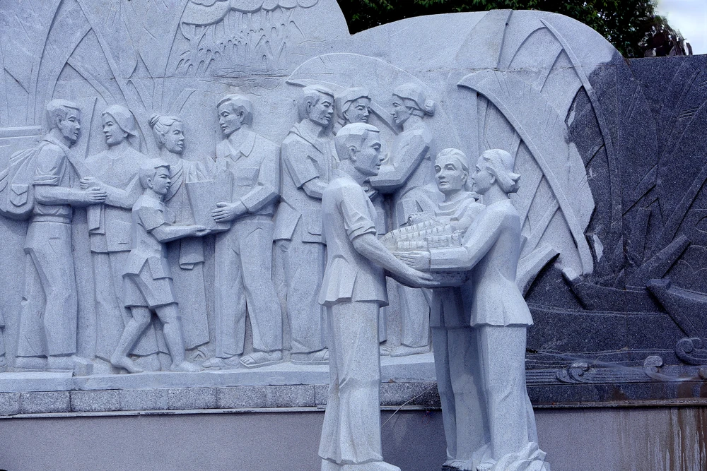 Ngắm tượng đài con tàu tập kết ra Bắc biểu tượng tình đoàn kết hai miền Nam – Bắc - 9.JPG