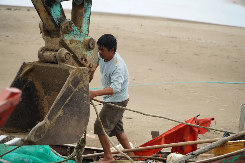 Làng chài biển Sầm Sơn hối hả chạy siêu bão Yagi trước giờ đổ bộ - 111.jpg