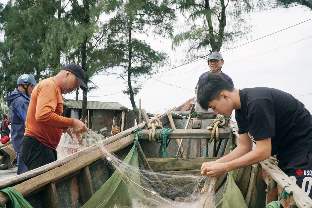 Làng chài biển Sầm Sơn hối hả chạy siêu bão Yagi trước giờ đổ bộ - 1112.jpg
