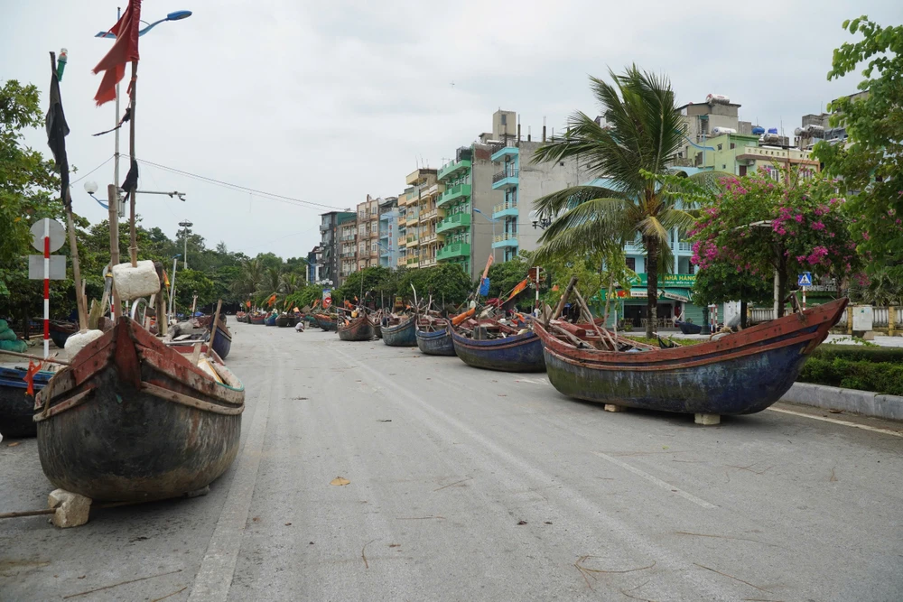 Làng chài biển Sầm Sơn hối hả chạy siêu bão Yagi trước giờ đổ bộ - 4.jpg