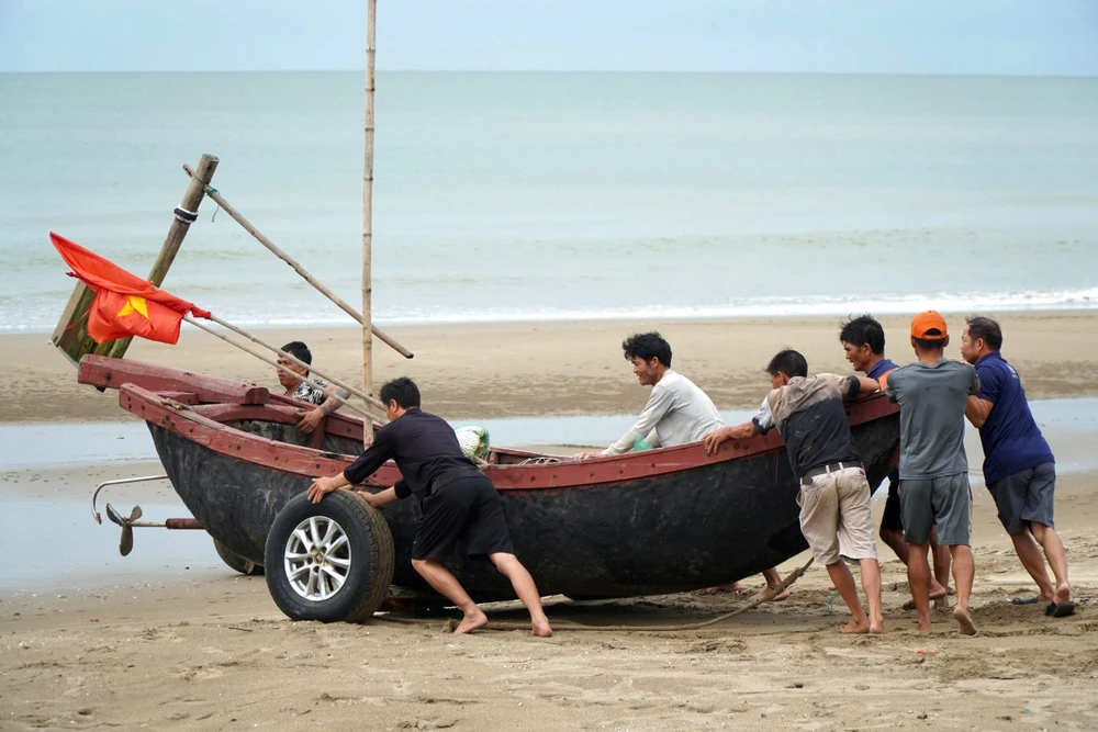 Làng chài biển Sầm Sơn hối hả chạy siêu bão Yagi trước giờ đổ bộ - 5.jpg