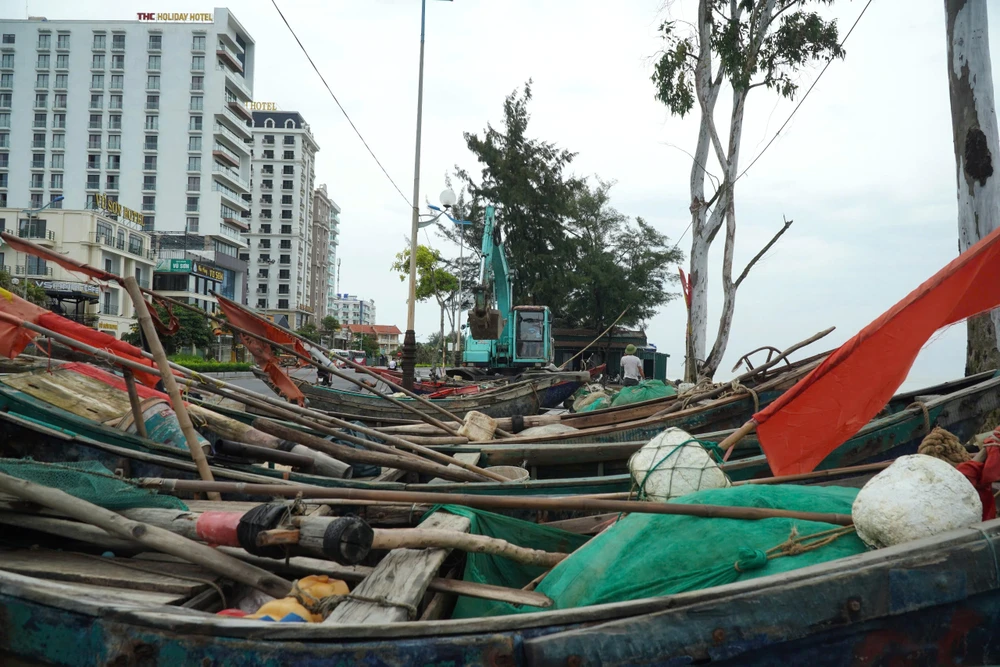 Làng chài biển Sầm Sơn hối hả chạy siêu bão Yagi trước giờ đổ bộ - 6.jpg