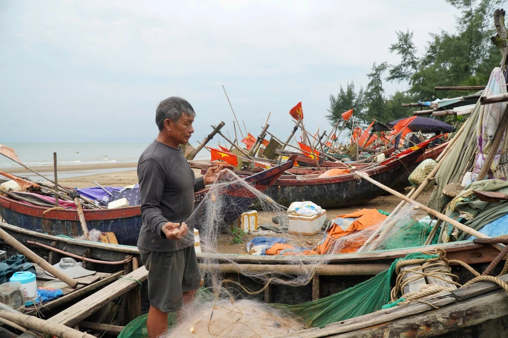Làng chài biển Sầm Sơn hối hả chạy siêu bão Yagi trước giờ đổ bộ - 9.jpg