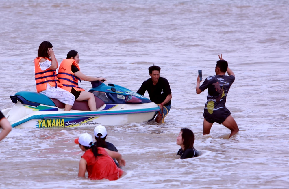 Siêu bão Yagi sắp đổ bộ, du khách vẫn vô tư check-in chụp hình trên biển Sầm Sơn -10.jpg