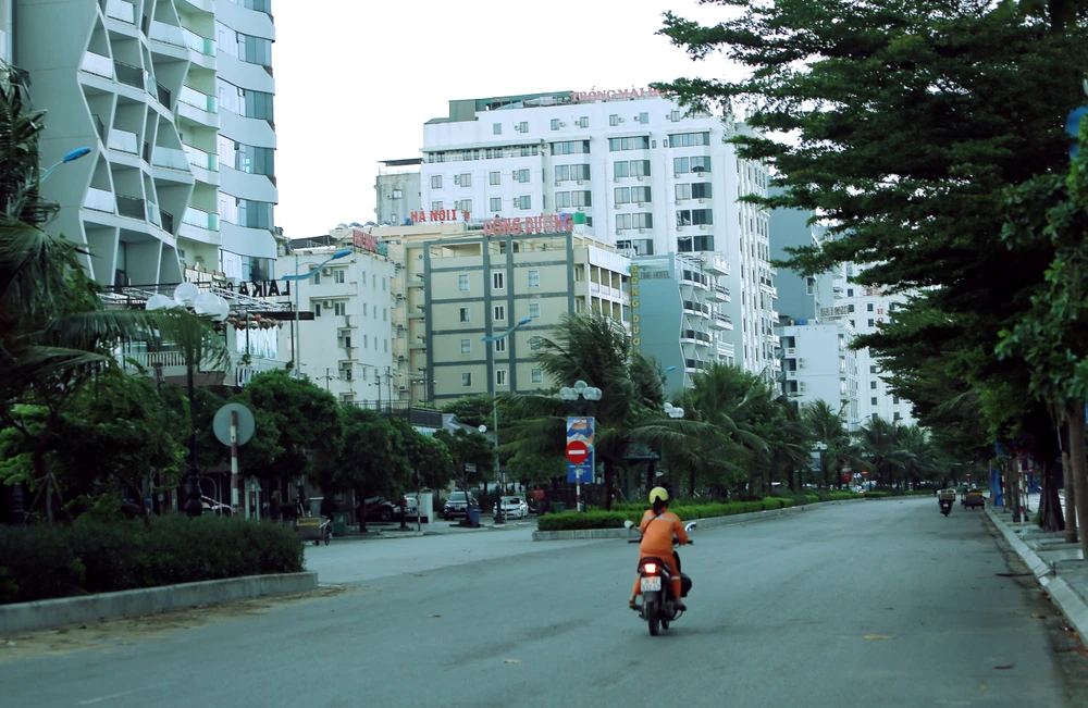 Siêu bão Yagi sắp đổ bộ, du khách vẫn vô tư check-in chụp hình trên biển Sầm Sơn -12.jpg