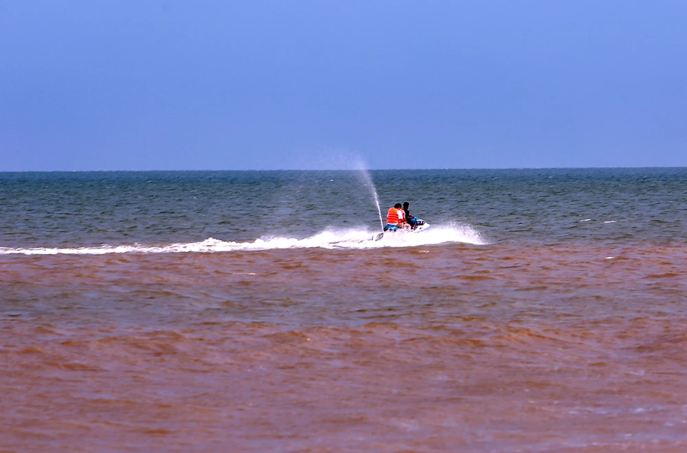 Siêu bão Yagi sắp đổ bộ, du khách vẫn vô tư check-in chụp hình trên biển Sầm Sơn -13.jpg