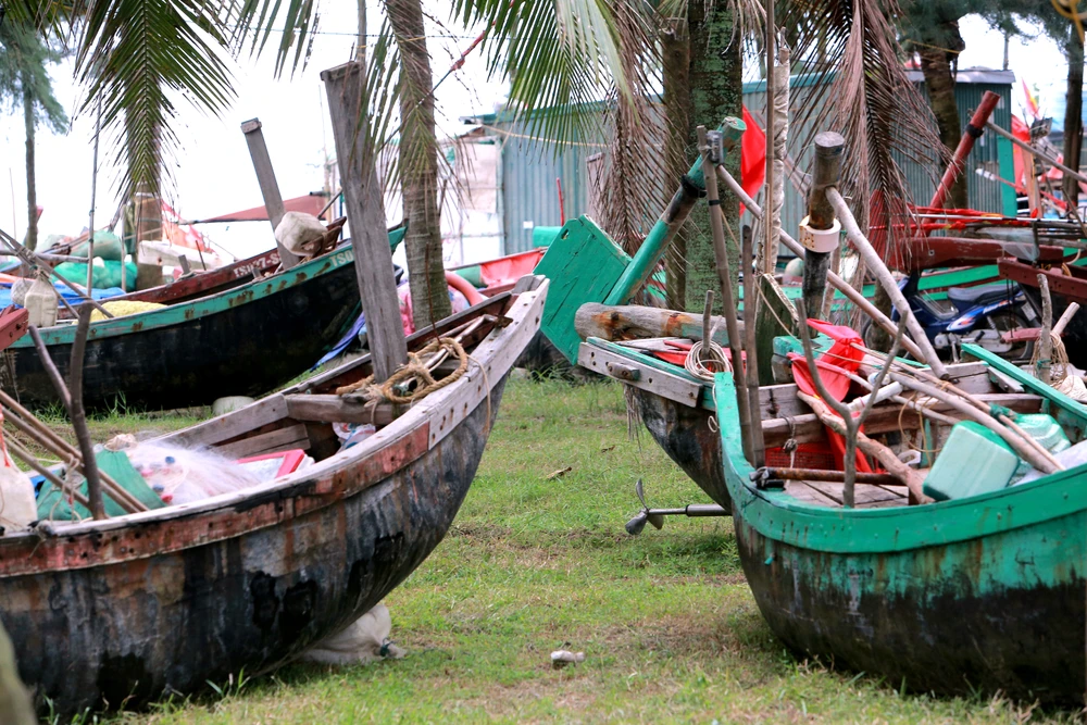 Siêu bão Yagi sắp đổ bộ, du khách vẫn vô tư check-in chụp hình trên biển Sầm Sơn -14.jpg