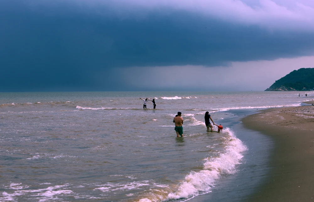 Siêu bão Yagi sắp đổ bộ, du khách vẫn vô tư check-in chụp hình trên biển Sầm Sơn -3.jpg