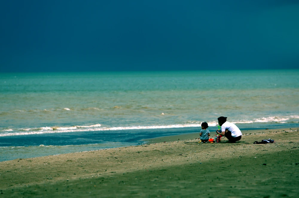 Siêu bão Yagi sắp đổ bộ, du khách vẫn vô tư check-in chụp hình trên biển Sầm Sơn -4.jpg