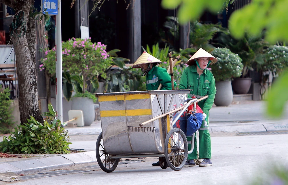 Siêu bão Yagi sắp đổ bộ, du khách vẫn vô tư check-in chụp hình trên biển Sầm Sơn -5.jpg