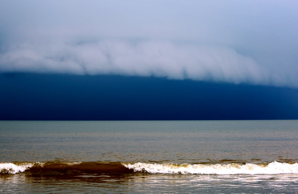 Siêu bão Yagi sắp đổ bộ, du khách vẫn vô tư check-in chụp hình trên biển Sầm Sơn -6.jpg