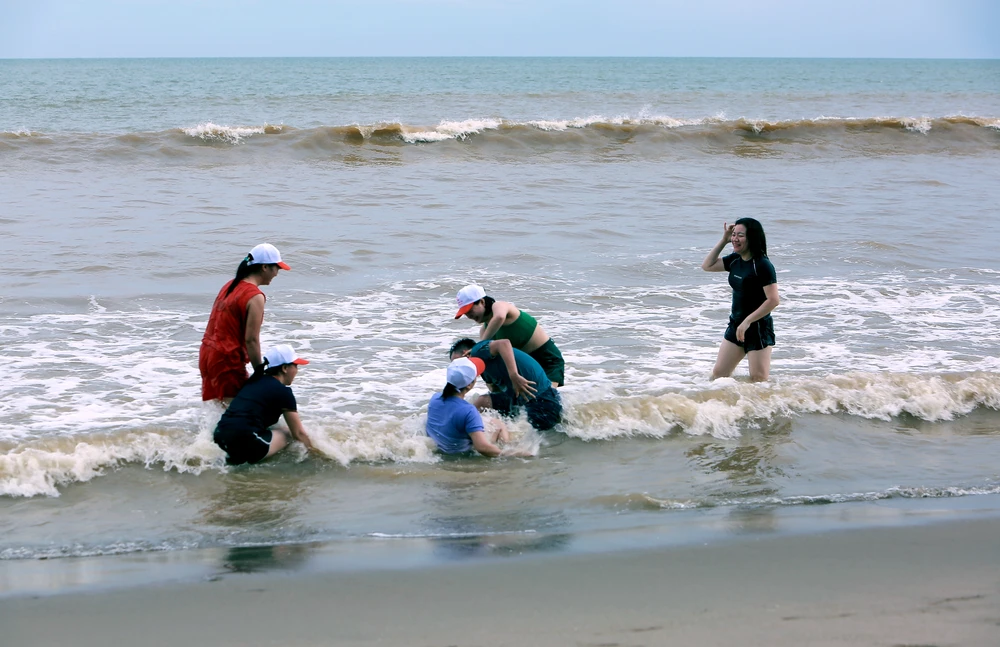Siêu bão Yagi sắp đổ bộ, du khách vẫn vô tư check-in chụp hình trên biển Sầm Sơn -8.jpg