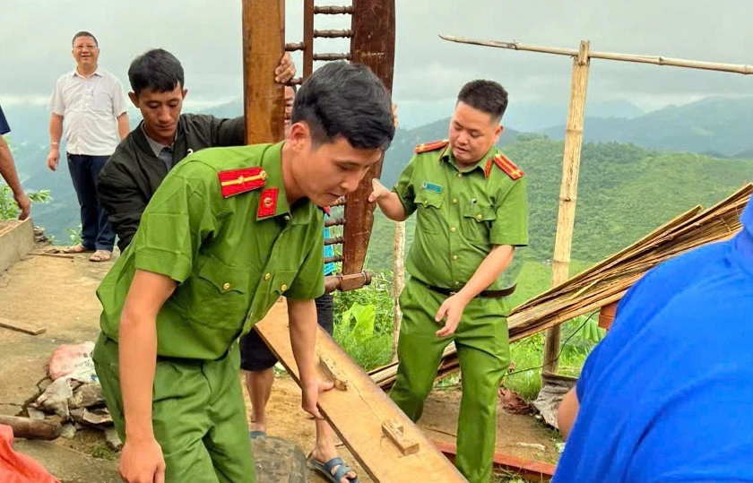 Hàng chục căn nhà tốc mái ở huyện biên giới Mường Lát do bão số 3 -.jpg