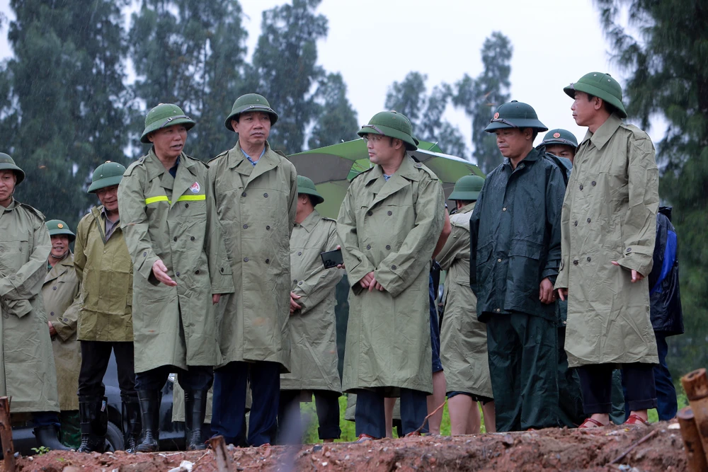 Sạt lở nghiêm trọng bên bờ biển ở Thanh Hóa, thứ trưởng Bộ Nông nghiệp trực tiếp kiểm tra -2.JPG