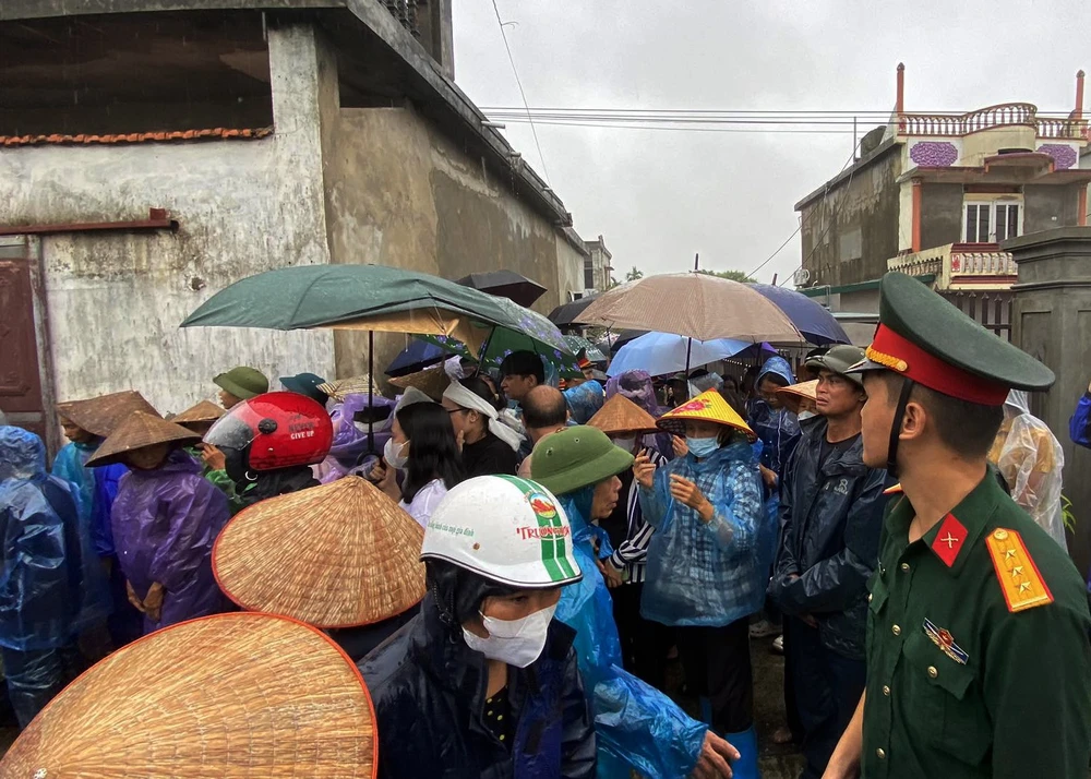 Dòng người tiễn biệt Đại úy Nguyễn Đình Khiêm hy sinh khi làm nhiệm vụ chống bão số 3 - 4.jpg