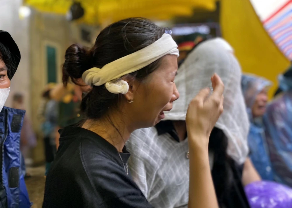 Dòng người tiễn biệt Đại úy Nguyễn Đình Khiêm hy sinh khi làm nhiệm vụ chống bão số 3 - 5.jpg