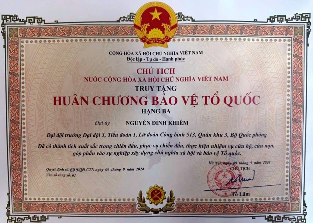 Dòng người tiễn biệt Đại úy Nguyễn Đình Khiêm hy sinh khi làm nhiệm vụ chống bão số 3 - 6.jpg