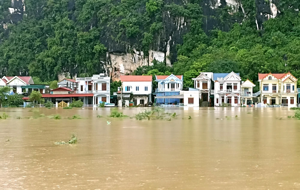 Hình ảnh hàng trăm hộ dân ở ninh Bình ngập sâu trong lũ sau bão số 3 - 13.jpg