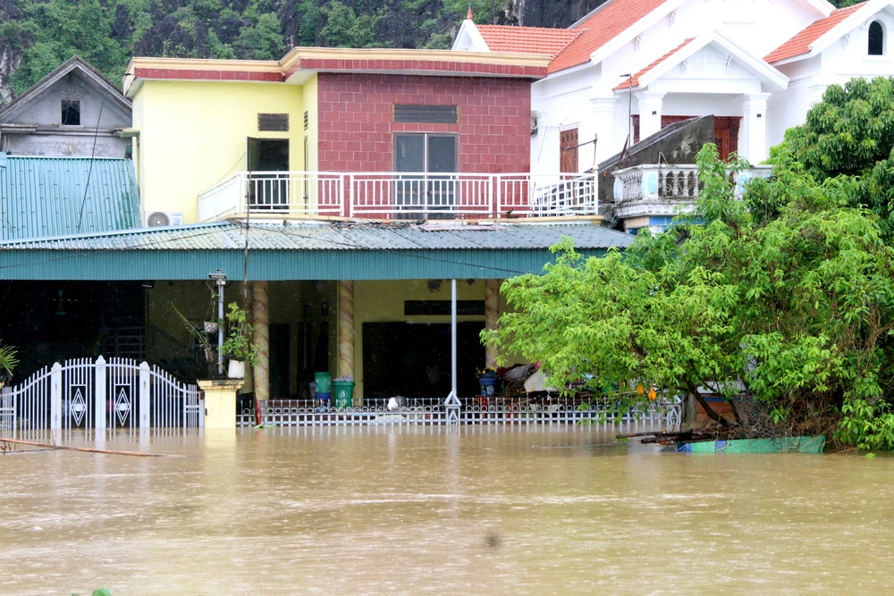 Hình ảnh hàng trăm hộ dân ở ninh Bình ngập sâu trong lũ sau bão số 3 - 17.jpg