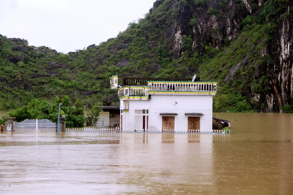 Hình ảnh hàng trăm hộ dân ở ninh Bình ngập sâu trong lũ sau bão số 3 -.jpg