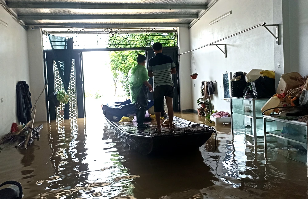 Hình ảnh hàng trăm hộ dân ở ninh Bình ngập sâu trong lũ sau bão số 3 - 7.jpg