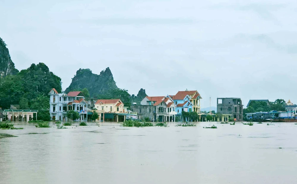 Hình ảnh hàng trăm hộ dân sống bên Sông Hoàng Long bị cô lập 2.jpg